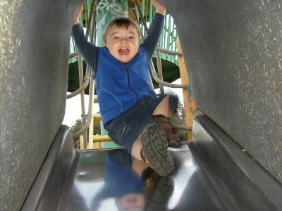 Красочные детские горки для улицы: модели в личное и общественное пользование